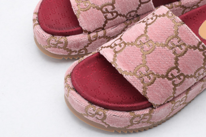 G*u*i slippers