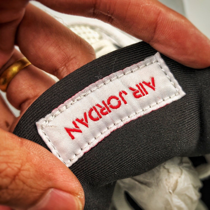 Air Jordan 4 OG “White Cement” 840606-192 (nike)