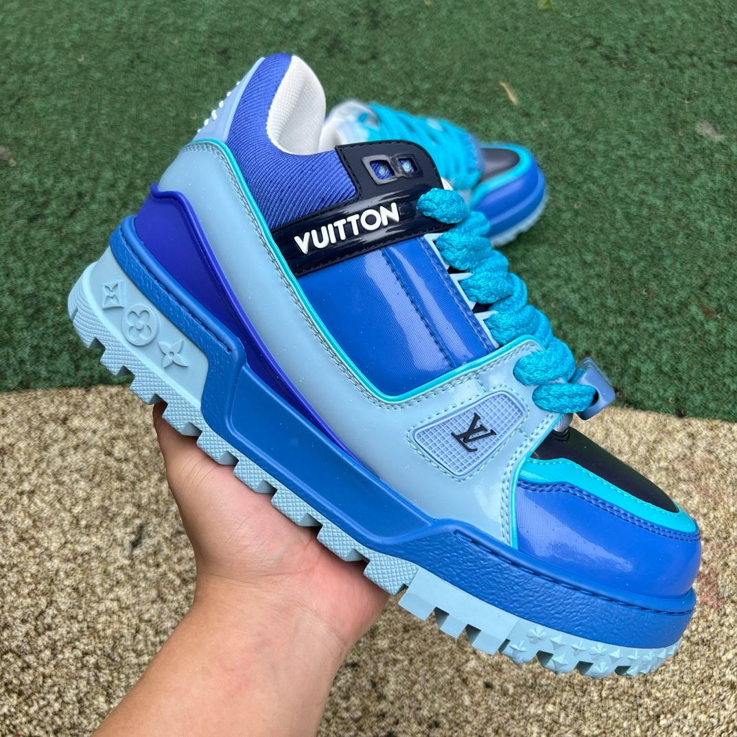 LV TRAINER MAXI Blue patent leather