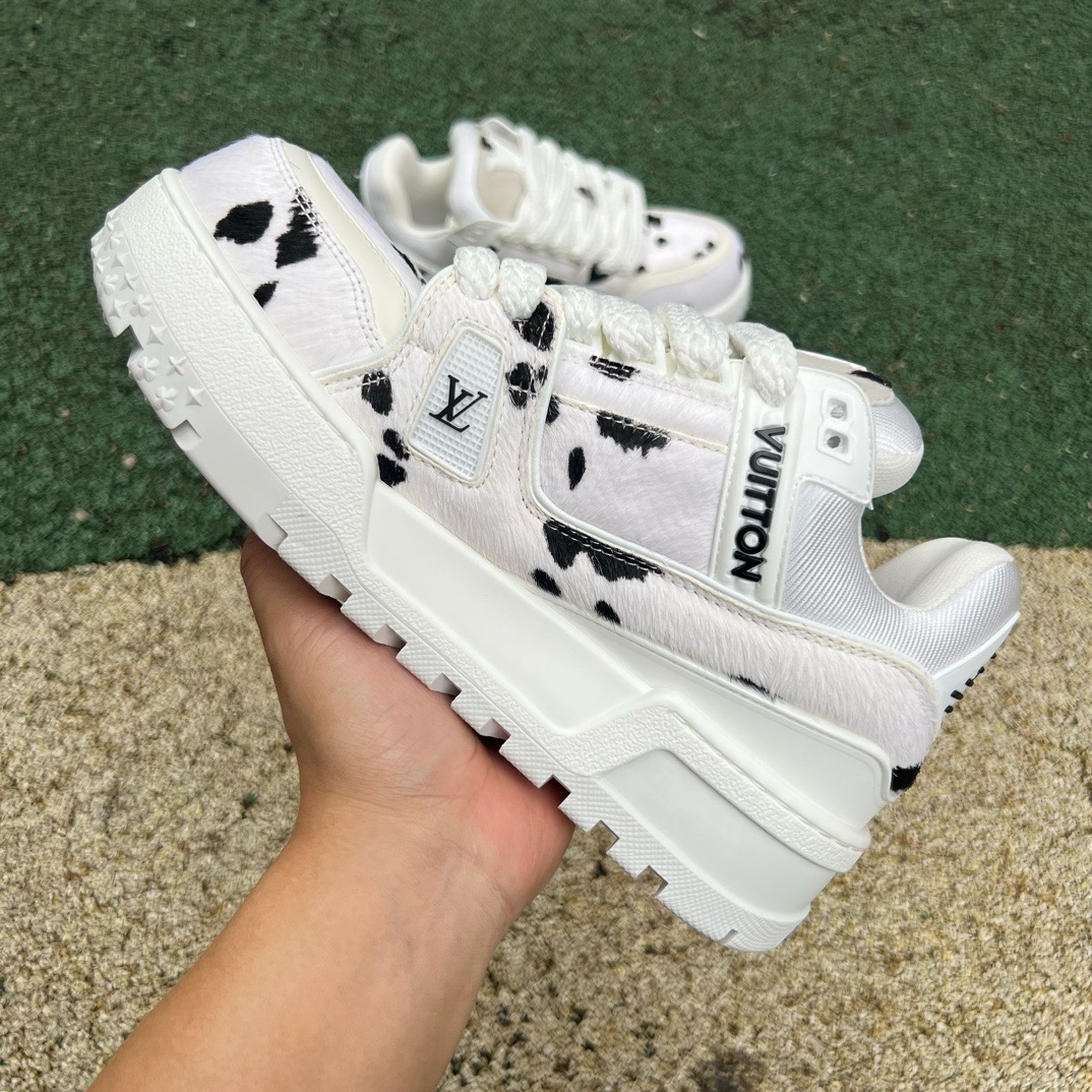 LV TRAINER MAXI White and black spots