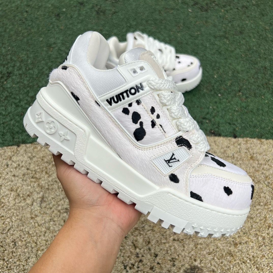 LV TRAINER MAXI White and black spots