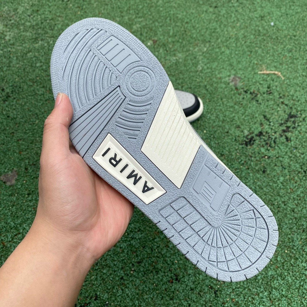 AR1M1 Low-Top Sneaker