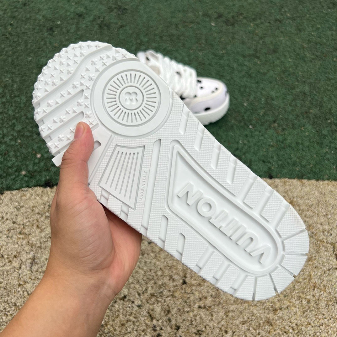 LV TRAINER MAXI White and black spots