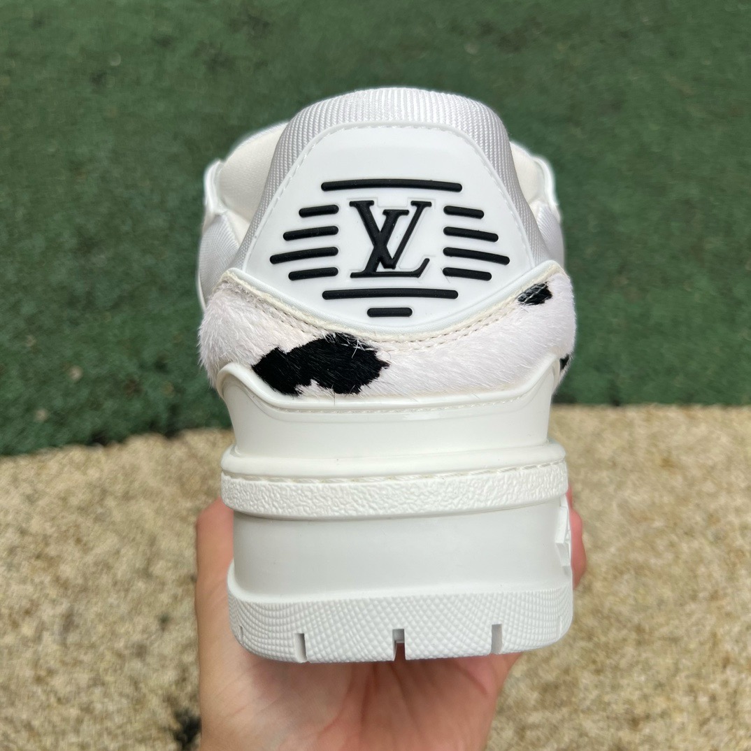 LV TRAINER MAXI White and black spots