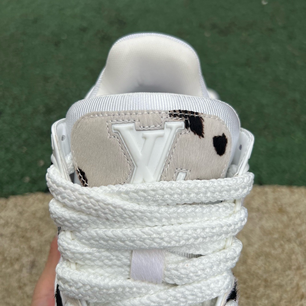 LV TRAINER MAXI White and black spots