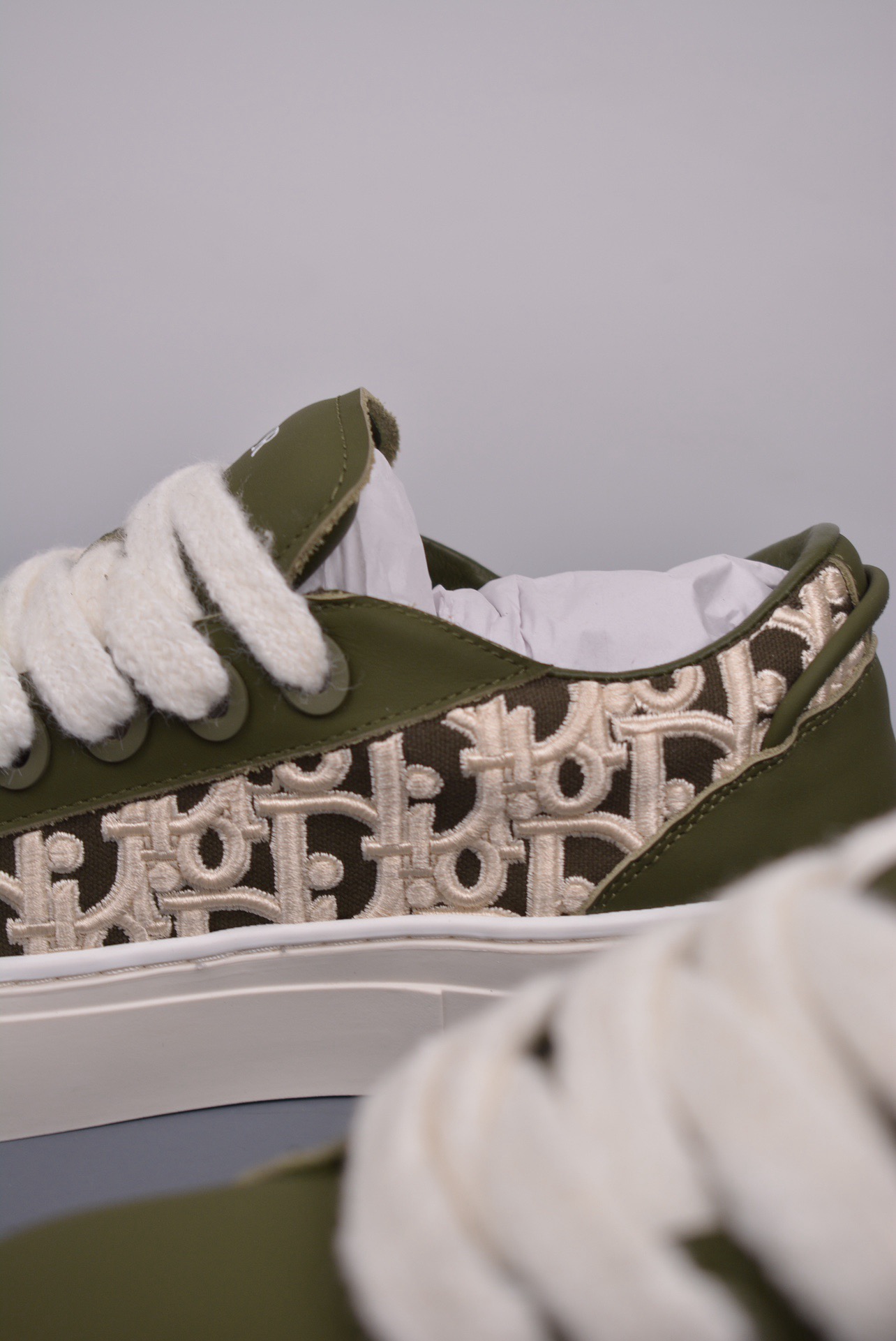 DR B33 SNEAKER