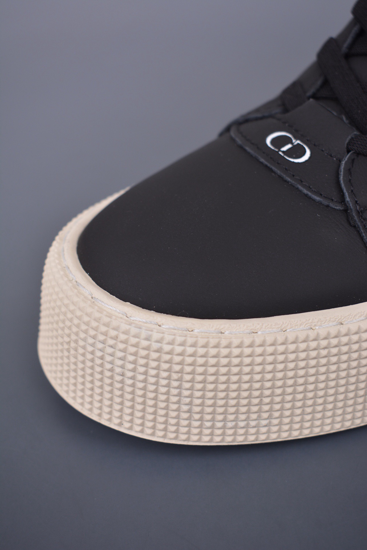 DR B33 SNEAKER