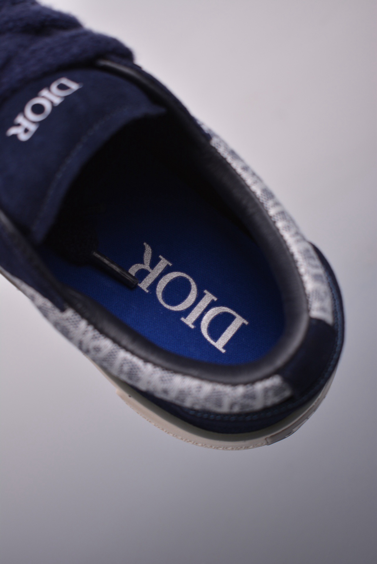 DR B33 SNEAKER