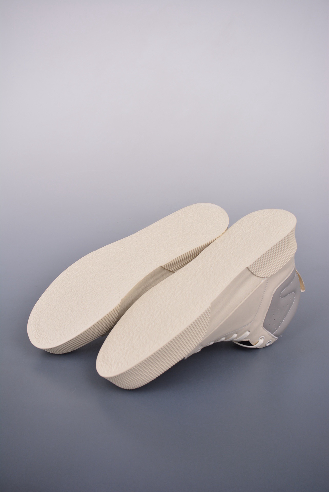 DR B33 SNEAKER